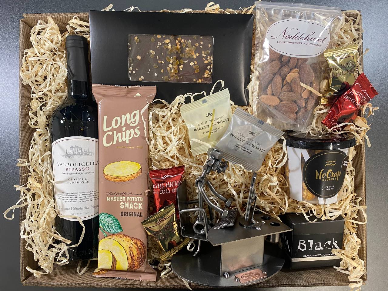 Gavekurv Med Metalfigur Computer Programmør Systemudvikler Vin Hygge