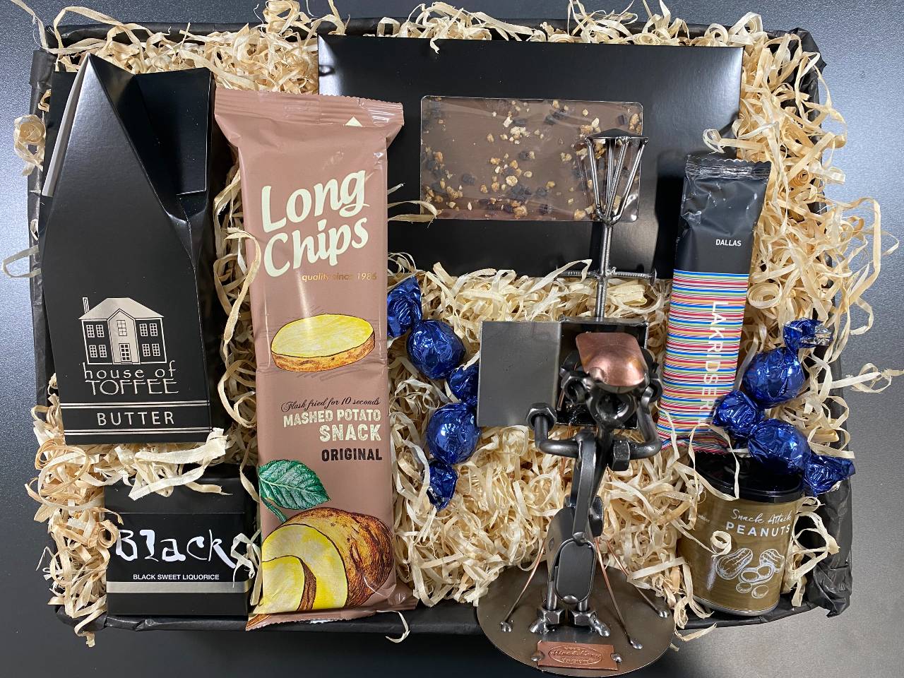 Gavekurv Med Metalfigur Elektriker Lækkerier