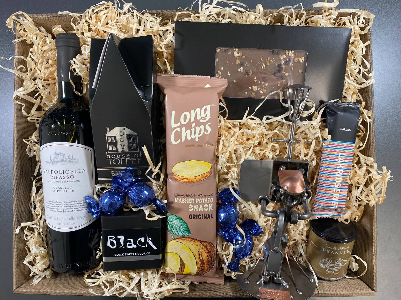 Gavekurv Med Metalfigur Elektriker Vin Hygge