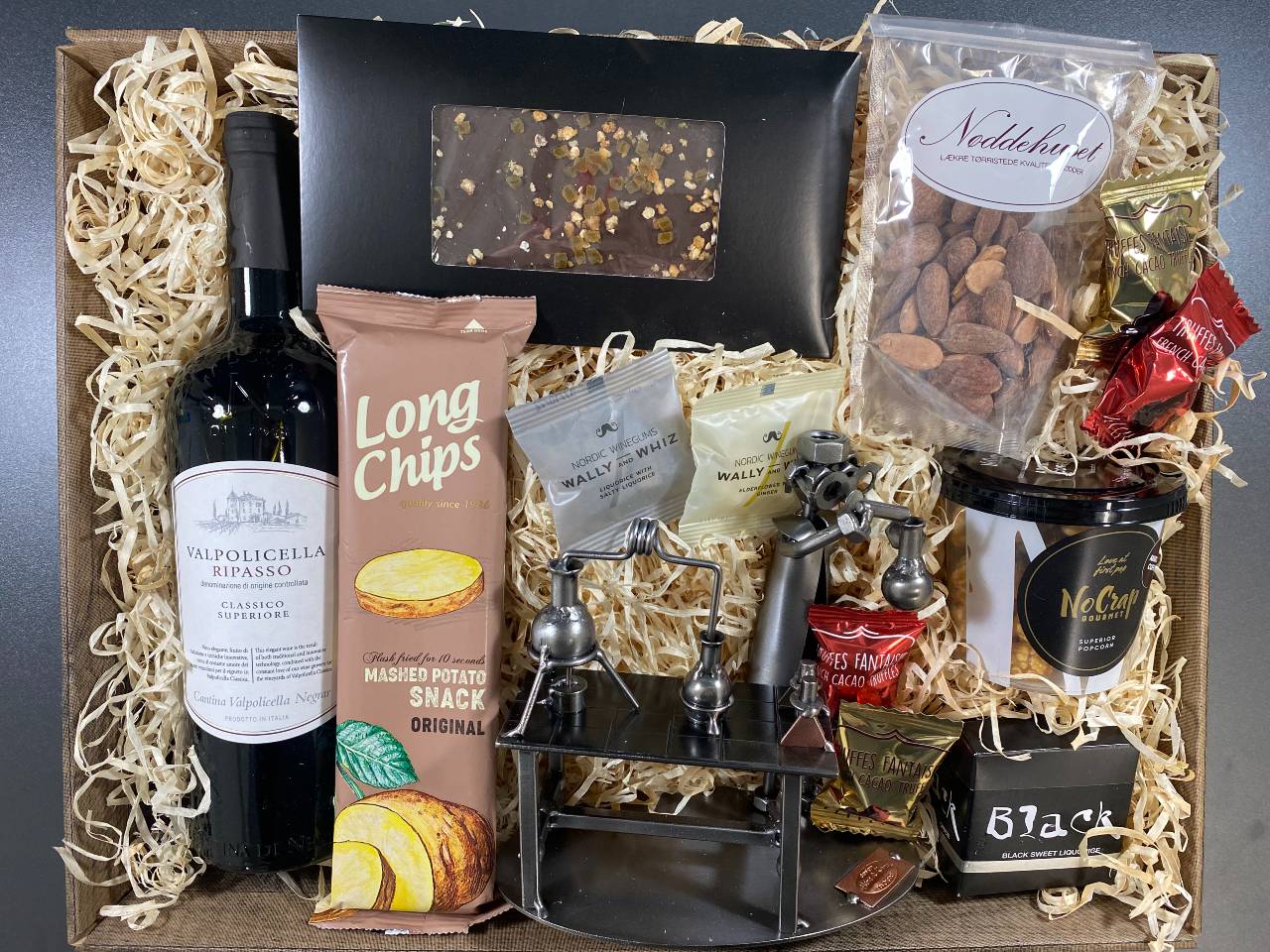 Gavekurv Med Metalfigur Kemiker Vin Hygge