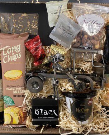 Gavekurv Med Metalfigur Lastbilmekaniker Hygge