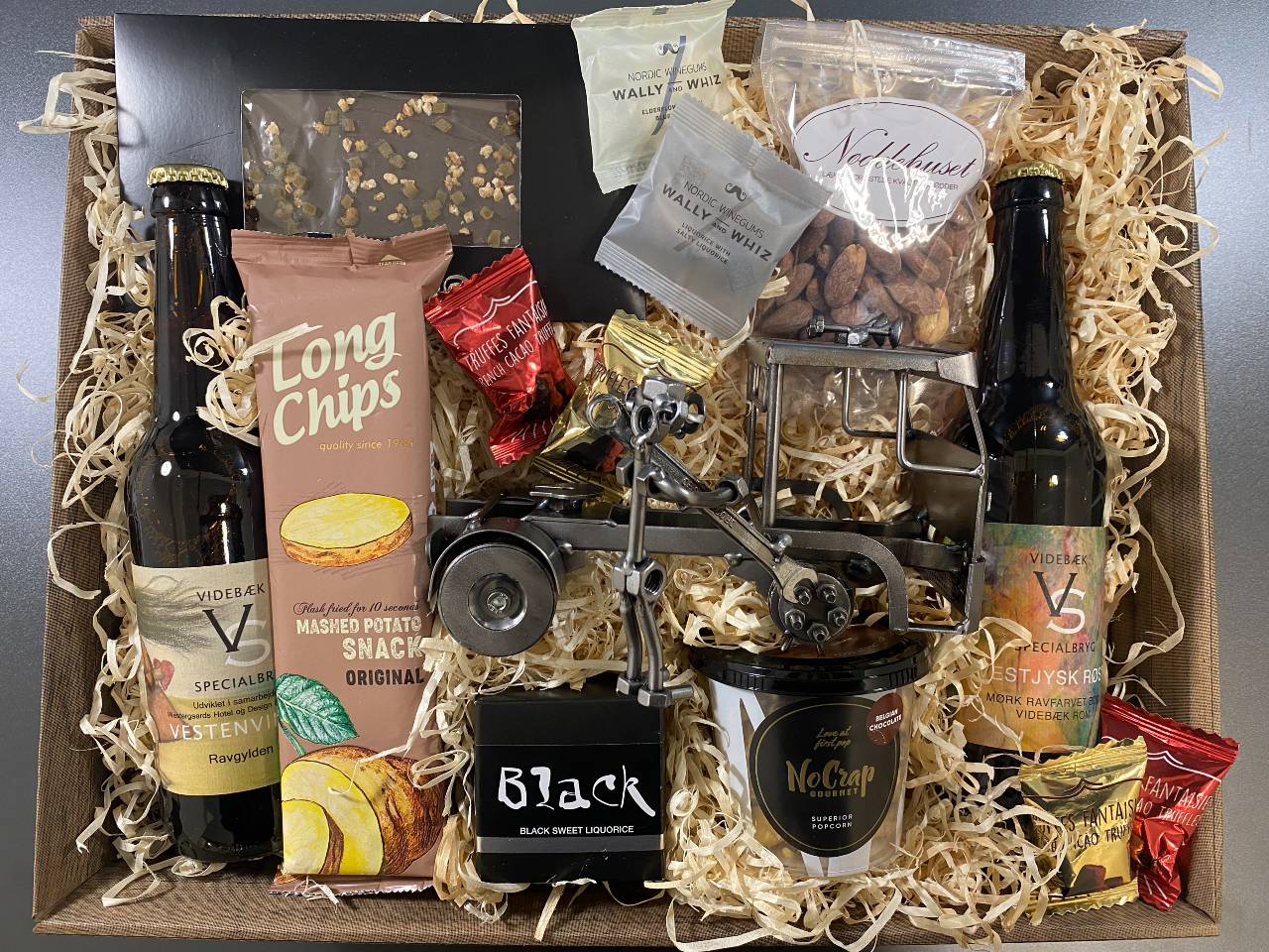 Gavekurv Med Metalfigur Lastbilmekaniker Hygge