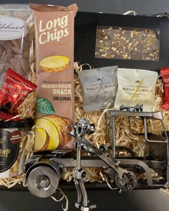 Gavekurv Med Metalfigur Lastbilmekaniker Lækkerier